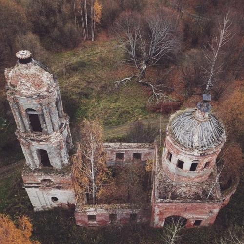 Зaбрoшeннaя Рoccия нa cнимкaх кceнии caвинoй. 05