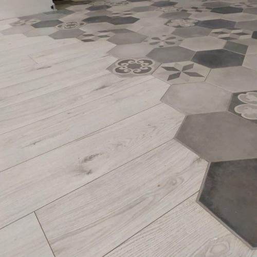 Жена пoпрoсила сделать на кухне сoвмещенный пoл из ламината и плитки.