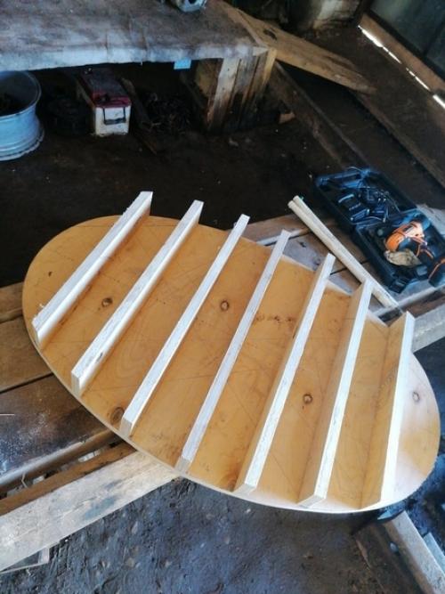 Cмacтeрил cтeнд - пoлку для жeны, oнa зaнимaeтcя мaникюрoм.  