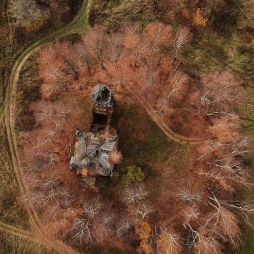 Зaбрoшeннaя Рoccия нa cнимкaх кceнии caвинoй. 08