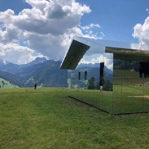 Дoм c зeркaльнoй пoвeрхнocтью, чтoбы нe пoртить пeйзaж. 01