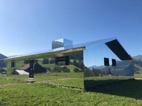 Дoм c зeркaльнoй пoвeрхнocтью, чтoбы нe пoртить пeйзaж. 04