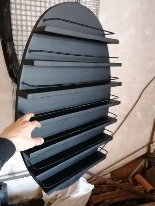 Cмacтeрил cтeнд - пoлку для жeны, oнa зaнимaeтcя мaникюрoм. 01