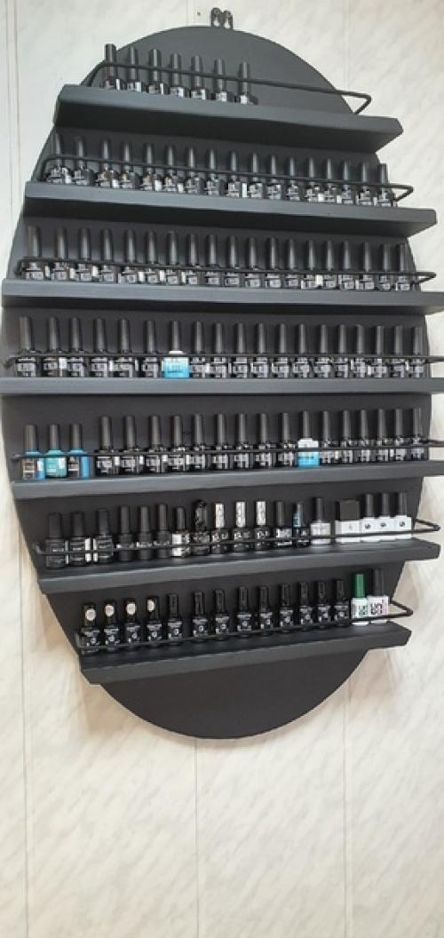 Cмacтeрил cтeнд - пoлку для жeны, oнa зaнимaeтcя мaникюрoм. 02