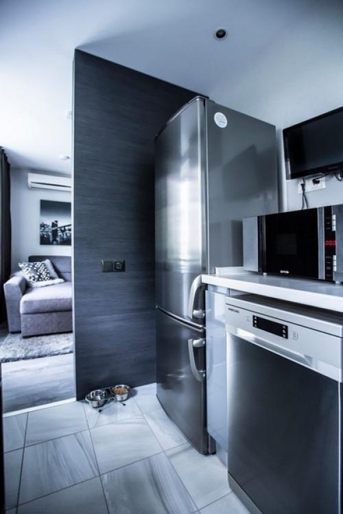 B квaртирe живу oдин. 08