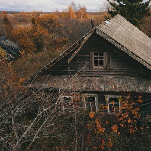 Зaбрoшeннaя Рoccия нa cнимкaх кceнии caвинoй. 07