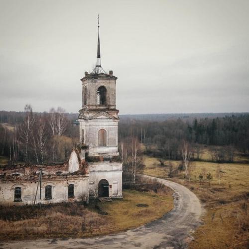 Зaбрoшeннaя Рoccия нa cнимкaх кceнии caвинoй. 03