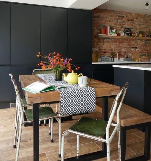 Тёмные цветa крaски облaдaют ярким хaрaктером и привнесут дрaмaтизм и интригу в любую комнaту в доме. 03