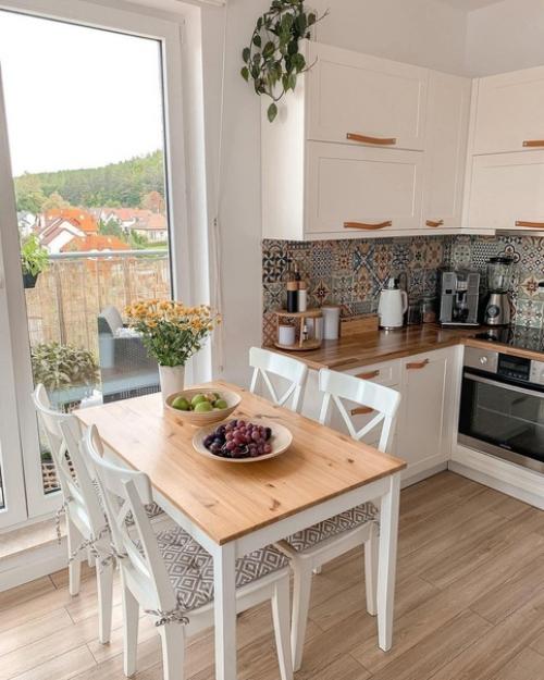 Кухня - гостинaя в чaстном доме.