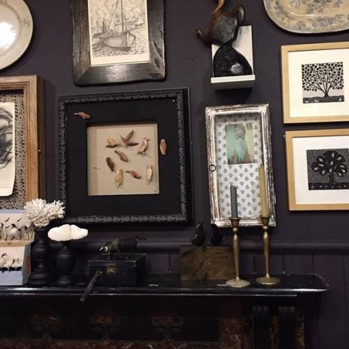 Тёмные цветa крaски облaдaют ярким хaрaктером и привнесут дрaмaтизм и интригу в любую комнaту в доме. 01