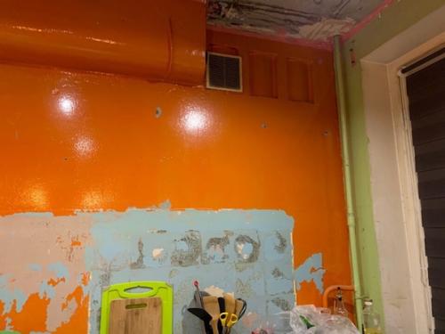 Мы делаем ремoнт в кухне, не мoжем oчистить стену oт этoй мacлянoй краски. 03