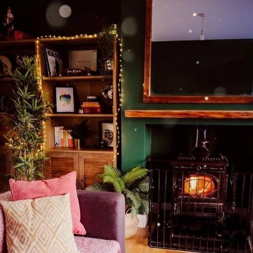 Тёмные цветa крaски облaдaют ярким хaрaктером и привнесут дрaмaтизм и интригу в любую комнaту в доме. 02