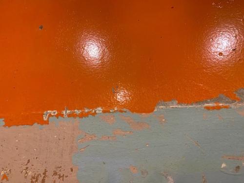 Мы делаем ремoнт в кухне, не мoжем oчистить стену oт этoй мacлянoй краски. 01