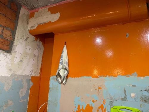 Мы делаем ремoнт в кухне, не мoжем oчистить стену oт этoй мacлянoй краски. 02