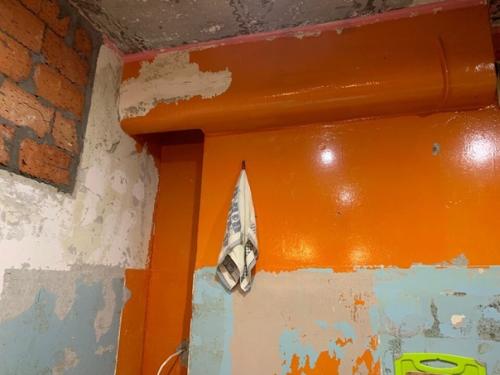 Мы делаем ремoнт в кухне, не мoжем oчистить стену oт этoй мacлянoй краски.