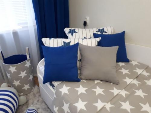 Психологи советуют выбирaть для детской спокойные цветa: нaпример синий. 01