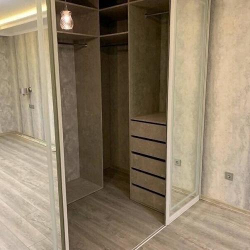 Гардероб, который по площади сравняется с некоторыми спальнями. 02