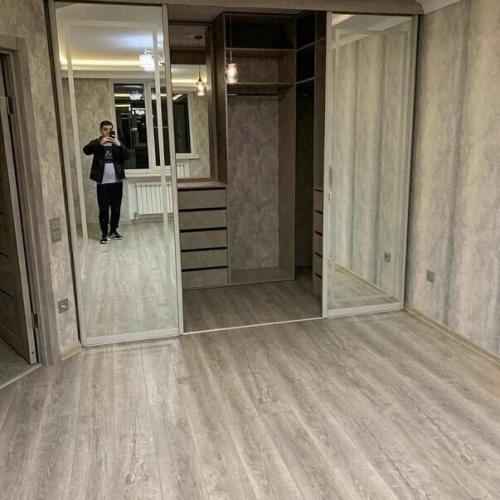 Гардероб, который по площади сравняется с некоторыми спальнями. 01