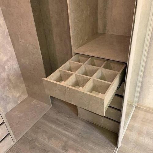 Гардероб, который по площади сравняется с некоторыми спальнями. 04