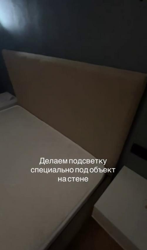 Интересное решение для фото - зоны в спальне.

