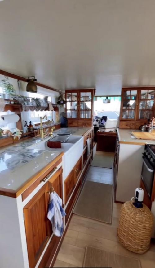 Обман зрения: вам может показаться, что это квартира студия, но на самом деле это авто - дом. 02