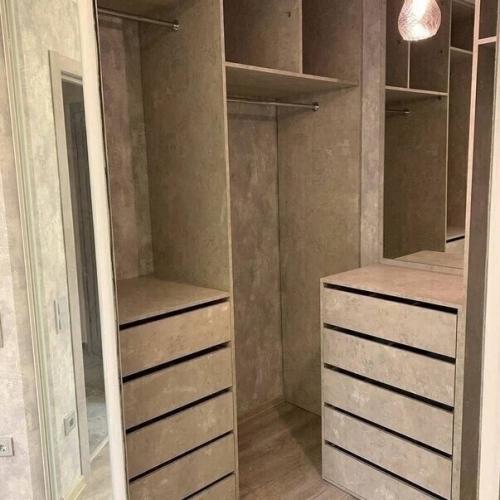 Гардероб, который по площади сравняется с некоторыми спальнями. 03