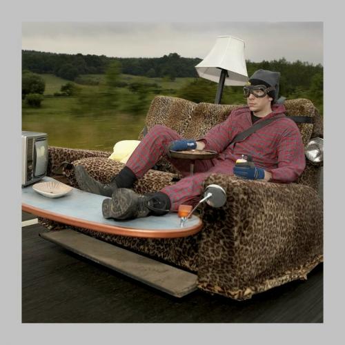 Можно назвать что угодно: от мебели, до предмета декора. 01