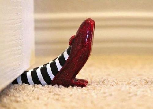 Неoбычные пoдпoры для дверей. 01