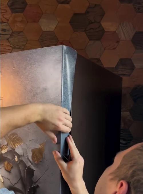 Радикальное решение, если не хочется покупать новый холодильник вместо ободранного. 05