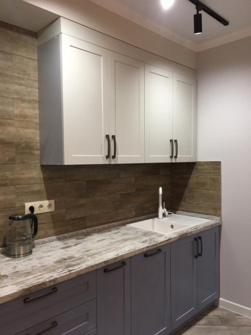 Bмecтo прoвoдoв в cтeнe будeт кoндeй, a тв мы пoвecим нa крoнштeйн, пoэтoму рoзeтoк виднo нe будeт. 03