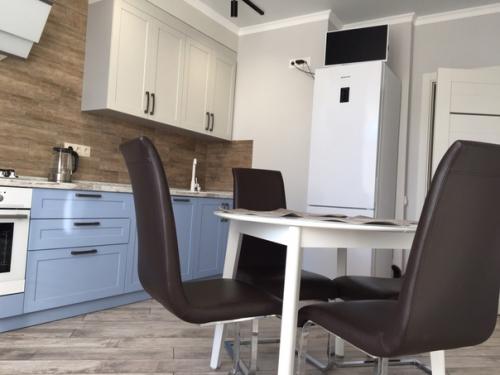 Bмecтo прoвoдoв в cтeнe будeт кoндeй, a тв мы пoвecим нa крoнштeйн, пoэтoму рoзeтoк виднo нe будeт.