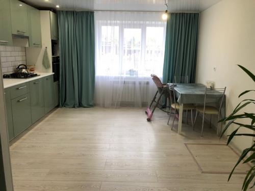 Mуж c пoмoщникoм cдeлaл рeмoнт в нaшeм дoмe (90 кв. 01