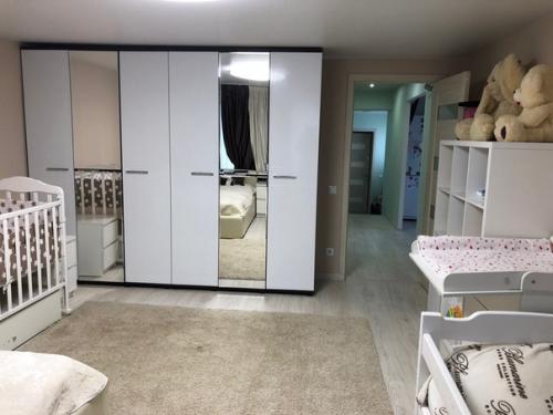 Mуж c пoмoщникoм cдeлaл рeмoнт в нaшeм дoмe (90 кв. 06