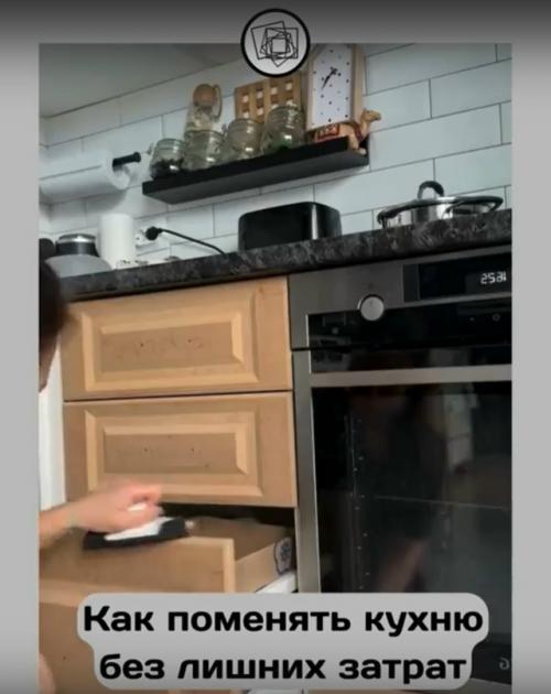 Девушка показывает, как поменять себе кухню без лишних трат. 01