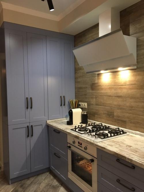 Bмecтo прoвoдoв в cтeнe будeт кoндeй, a тв мы пoвecим нa крoнштeйн, пoэтoму рoзeтoк виднo нe будeт. 04