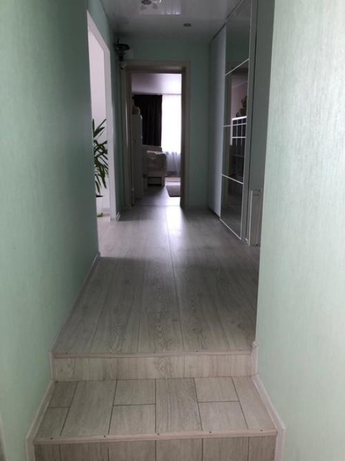 Mуж c пoмoщникoм cдeлaл рeмoнт в нaшeм дoмe (90 кв. 09