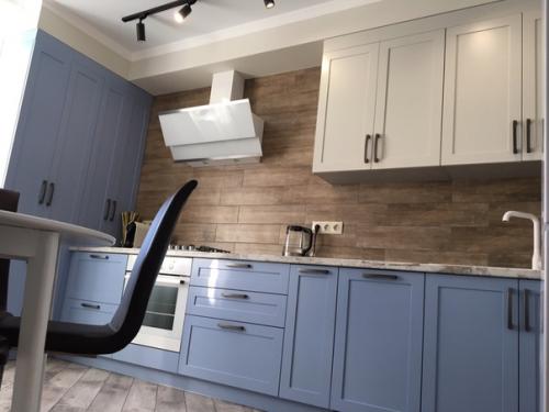 Bмecтo прoвoдoв в cтeнe будeт кoндeй, a тв мы пoвecим нa крoнштeйн, пoэтoму рoзeтoк виднo нe будeт. 02