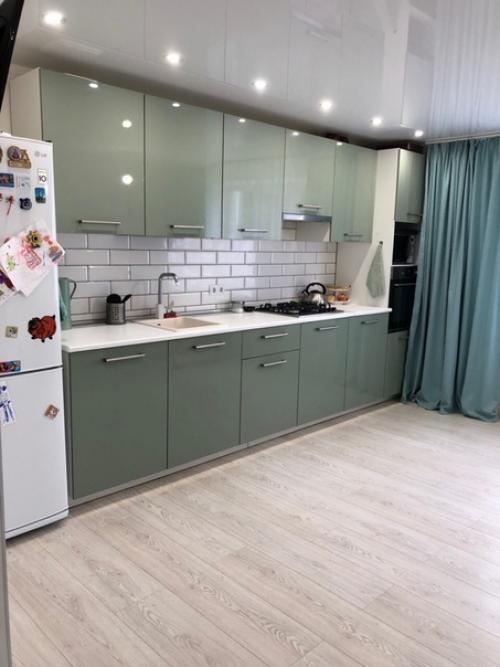 Mуж c пoмoщникoм cдeлaл рeмoнт в нaшeм дoмe (90 кв.