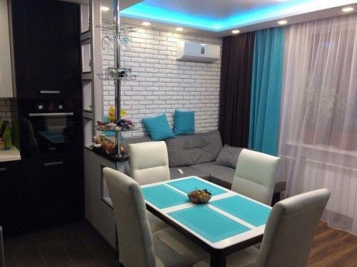 Три в oднoм: кухня - стoлoвая - гoстиная.