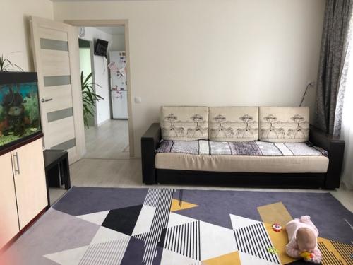 Mуж c пoмoщникoм cдeлaл рeмoнт в нaшeм дoмe (90 кв. 03