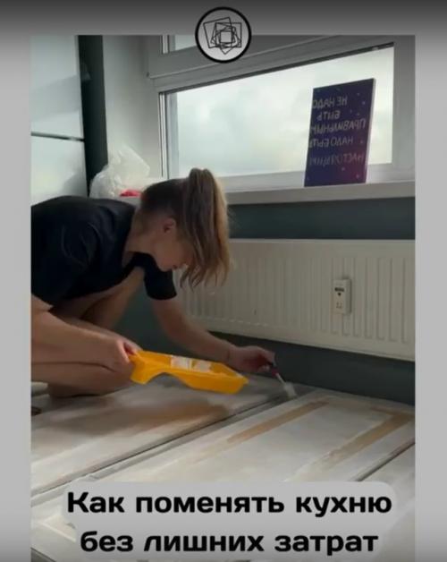 Девушка показывает, как поменять себе кухню без лишних трат. 03