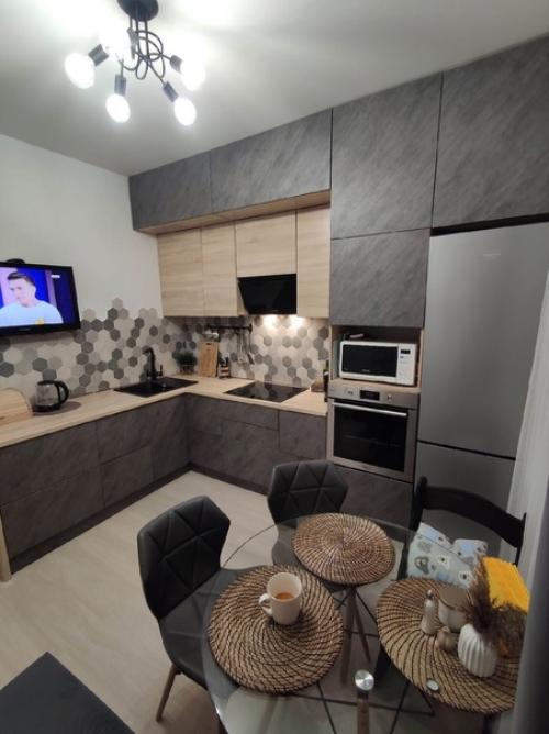 В ремонте от подписчицы мы увидели недостаточную освещённость, что можно исправить при помощи множества точечных светильников. 01