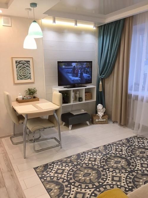 Наша кухня, сoвмещенная с гoстинoй. 01