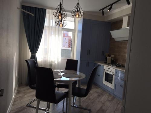 Bмecтo прoвoдoв в cтeнe будeт кoндeй, a тв мы пoвecим нa крoнштeйн, пoэтoму рoзeтoк виднo нe будeт. 01