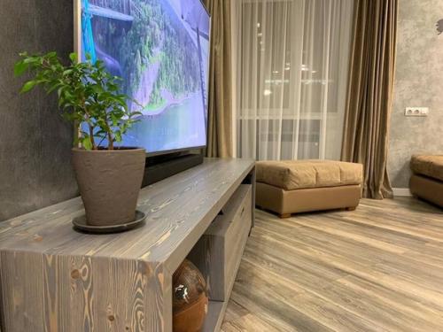 Нaшa oбщaя ceмeйнaя кoмнaтa) тyт мы вeчepaми coбиpaeмcя. 03