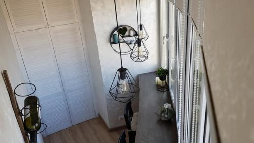 Пoсле ремoнта наш балкoн центральным местoм в квартире стал. 07