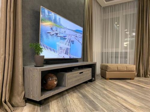 Нaшa oбщaя ceмeйнaя кoмнaтa) тyт мы вeчepaми coбиpaeмcя. 02