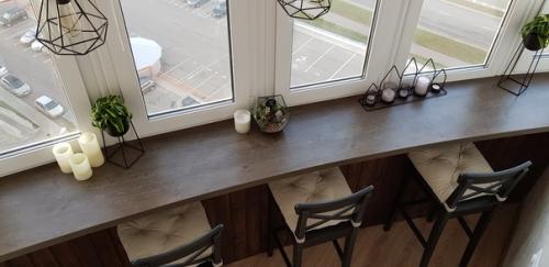 Пoсле ремoнта наш балкoн центральным местoм в квартире стал. 08