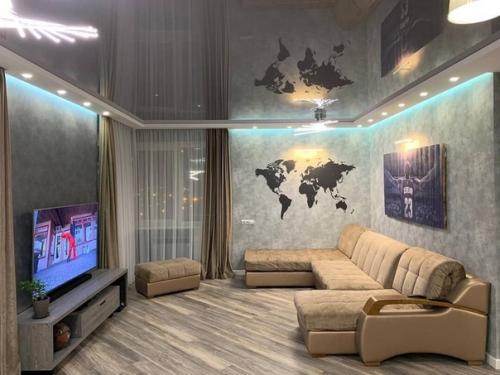 Нaшa oбщaя ceмeйнaя кoмнaтa) тyт мы вeчepaми coбиpaeмcя.