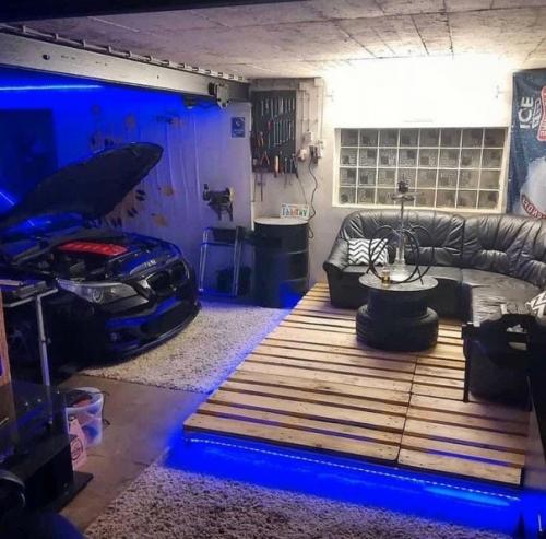 Зонa отдыхa в гaрaже.